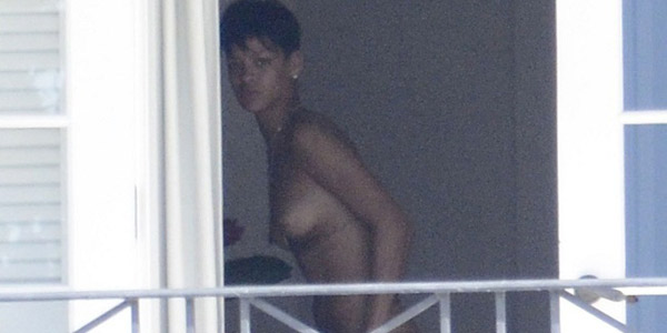 Rihanna desnuda balcon